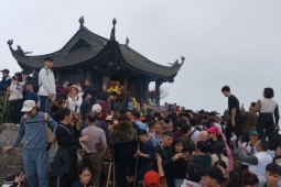 Ám ảnh 'biển người' chen chân đi lễ đầu năm