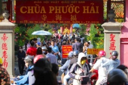 Người dân chen chân đến chùa Ngọc Hoàng trong ngày cúng vía Trời