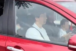 Xác minh clip người đàn ông vừa lái ô tô vừa ôm trẻ nhỏ trong lòng