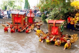 Độc đáo màn rước kiệu vượt sông, quay dưới giếng ở Hưng Yên