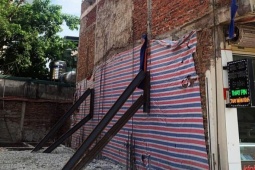 Tranh cãi xoay quanh ngôi nhà nghiêng khi hàng xóm thi công