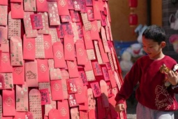 Giới trẻ kiệt quệ tài chính vì gánh nặng tiền mừng tuổi