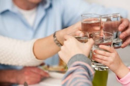 Gen Z từ chối rượu bia, 'viết lại luật chơi' trên bàn tiệc