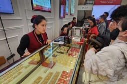 Ngày vía Thần tài 2026: Giá vàng cao chót vót, người dân săn sản phẩm vàng siêu nhỏ