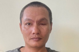 Kẻ đòi giật súng của công an ra đầu thú