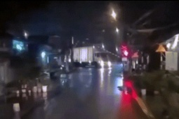 Va chạm với tàu hoả ở Hà Nội, ô tô tải bị ‘vò nát’, văng xa cả trăm mét