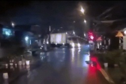 Va chạm với tàu hoả ở Hà Nội, ô tô tải bị ‘vò nát’, văng xa cả trăm mét