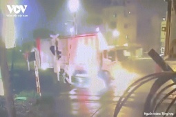 Video xe tải cố vượt bị tàu hỏa ở Ngọc Hồi (Hà Nội) húc văng xa cả trăm mét