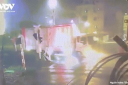 Video xe tải cố vượt bị tàu hỏa ở Ngọc Hồi (Hà Nội) húc văng xa cả trăm mét