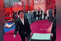 Ông chủ 'thích phát tiền nhất' Trung Quốc