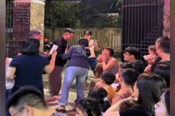 Ra mắt nhà bạn gái, chàng trai được 50 người thân xếp hàng chào đón