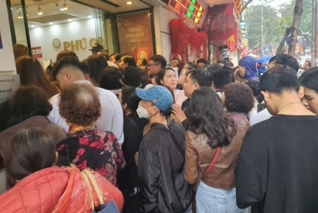 Giá vàng hôm nay mới nhất 25/2: Người dân chen chân xếp hàng, bất ngờ máy mua vàng tự động