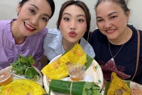 Phương Mỹ Chi mê mẩn món bánh ở chợ quê từng nhiều lần lọt top món ngon nhất thế giới