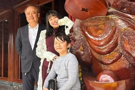 Ảnh sao 25/2: Phi Thanh Vân cùng bạn trai U60 và quý tử đi lễ chùa