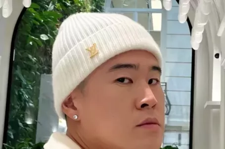 Đột kích bắt khẩn cấp nam ca sĩ trong khách sạn