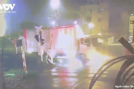 Video xe tải cố vượt bị tàu hỏa ở Ngọc Hồi (Hà Nội) húc văng xa cả trăm mét