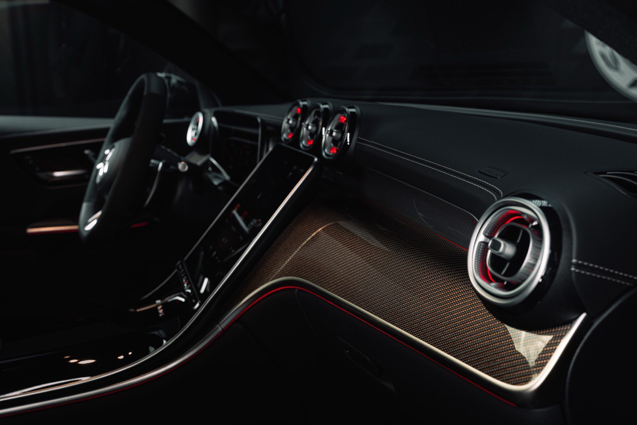 Vô-lăng AMG Performance với 3 cấp độ được bọc microfiber.