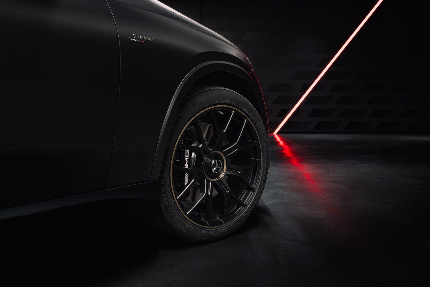 Bộ mâm rèn AMG kích thước 21 inch sơn màu đen mờ.