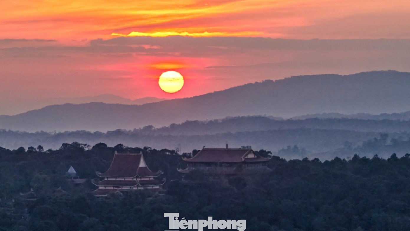 Dậy sớm ở Măng Đen, du khách được đứng giữa biển mây.