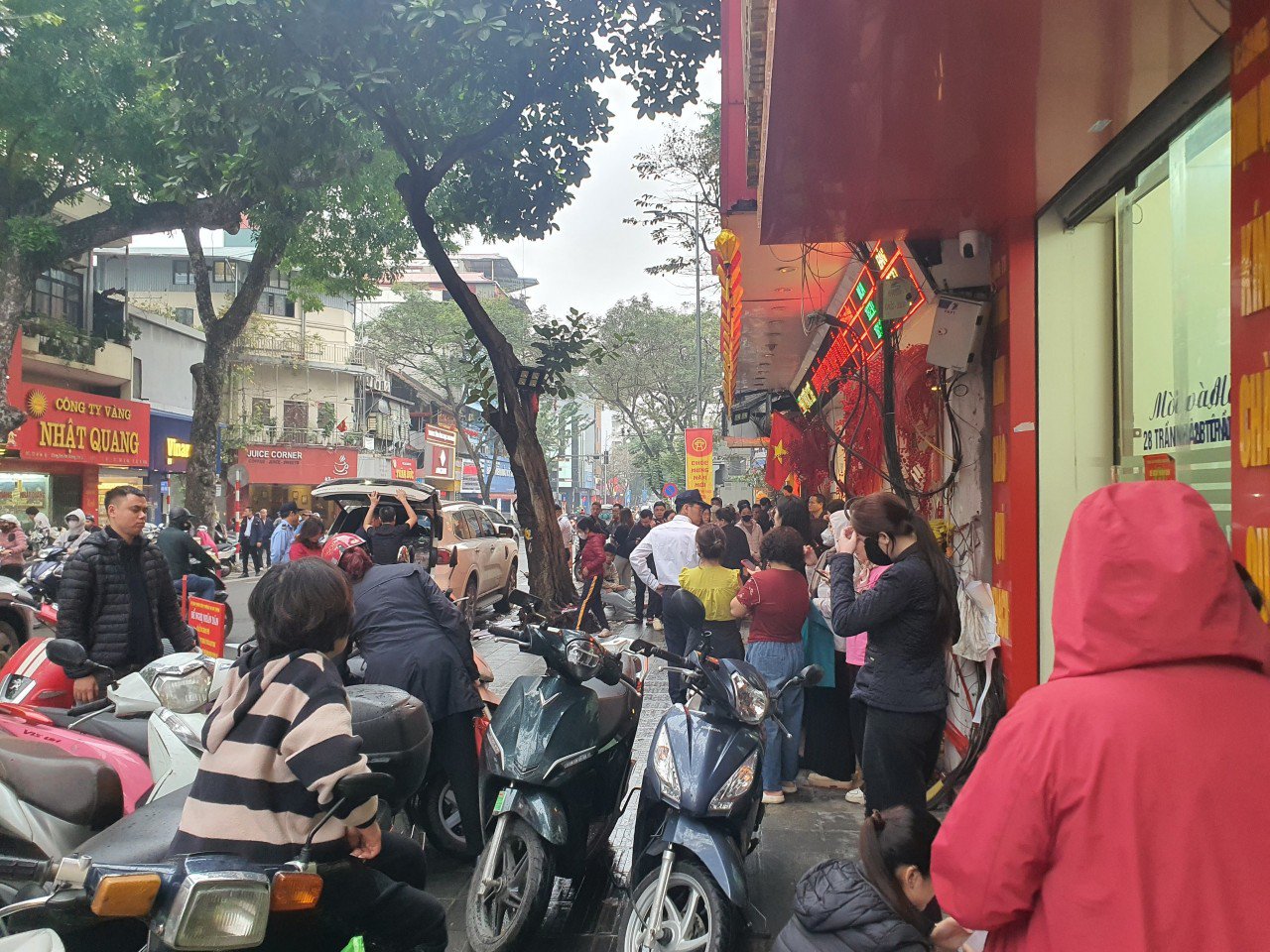 Cửa hàng vàng đối diện cũng đông không kém.