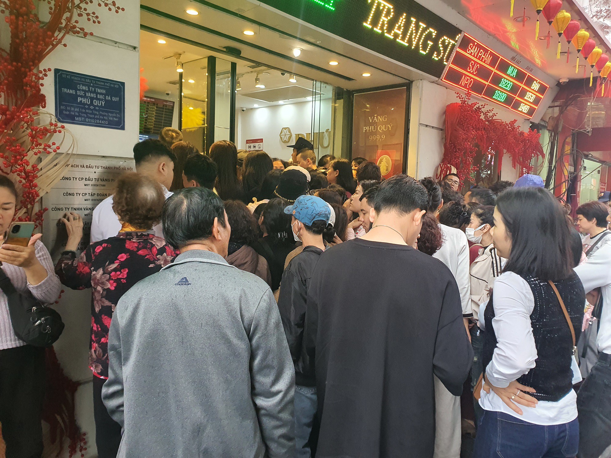 Tuy nhiên, một số cửa hàng do quá đông lại không có sự điều tiết của nhân viên cửa hàng nên khách chen lấn, xô đẩy, không xếp thành hàng.