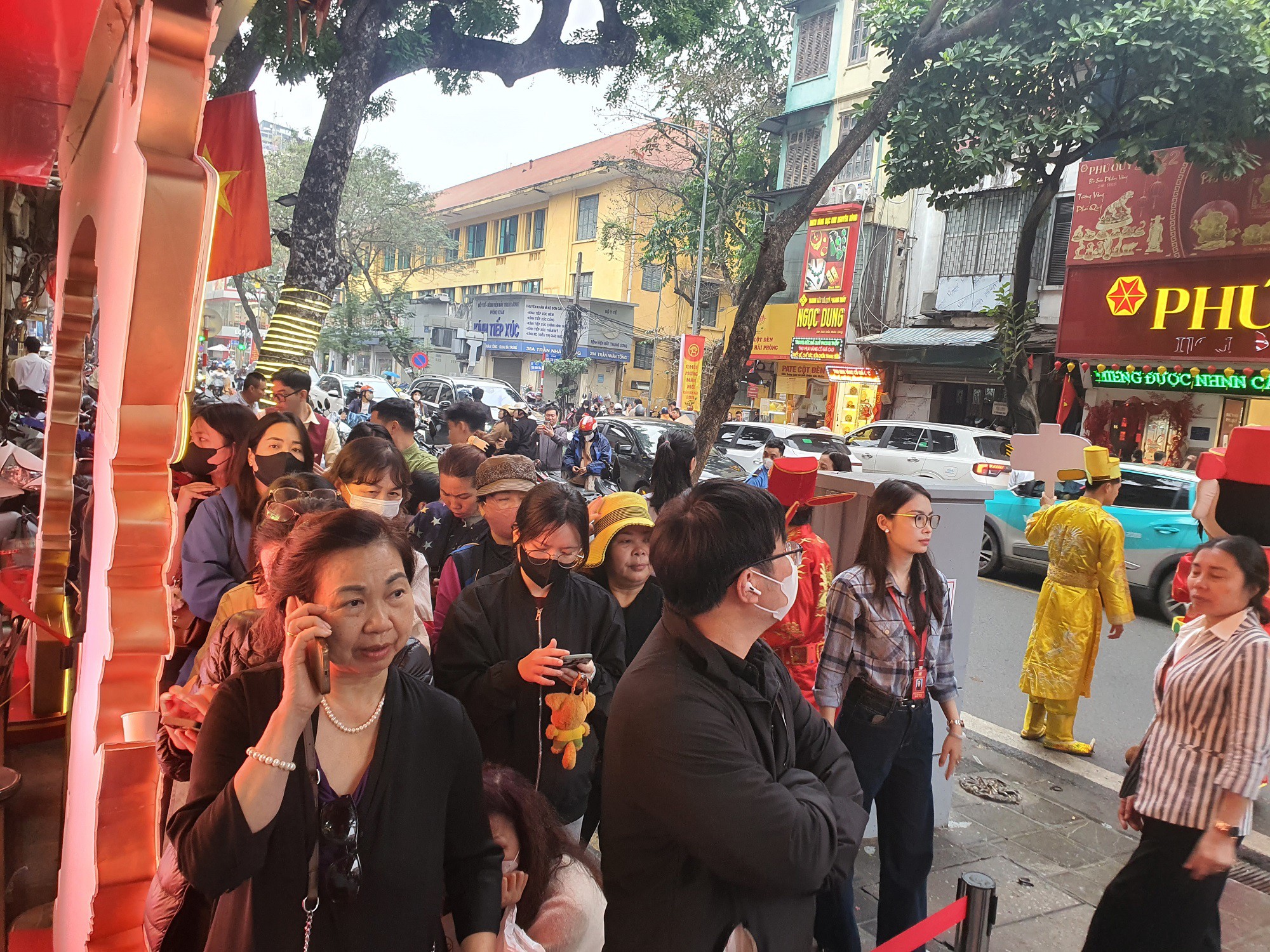 Ngay từ sáng sớm, tại một số cửa hàng kinh doanh vàng có thương hiệu lớn, hàng trăm người đã đứng xếp hàng chật kín vỉa hè chờ vào mua vàng.