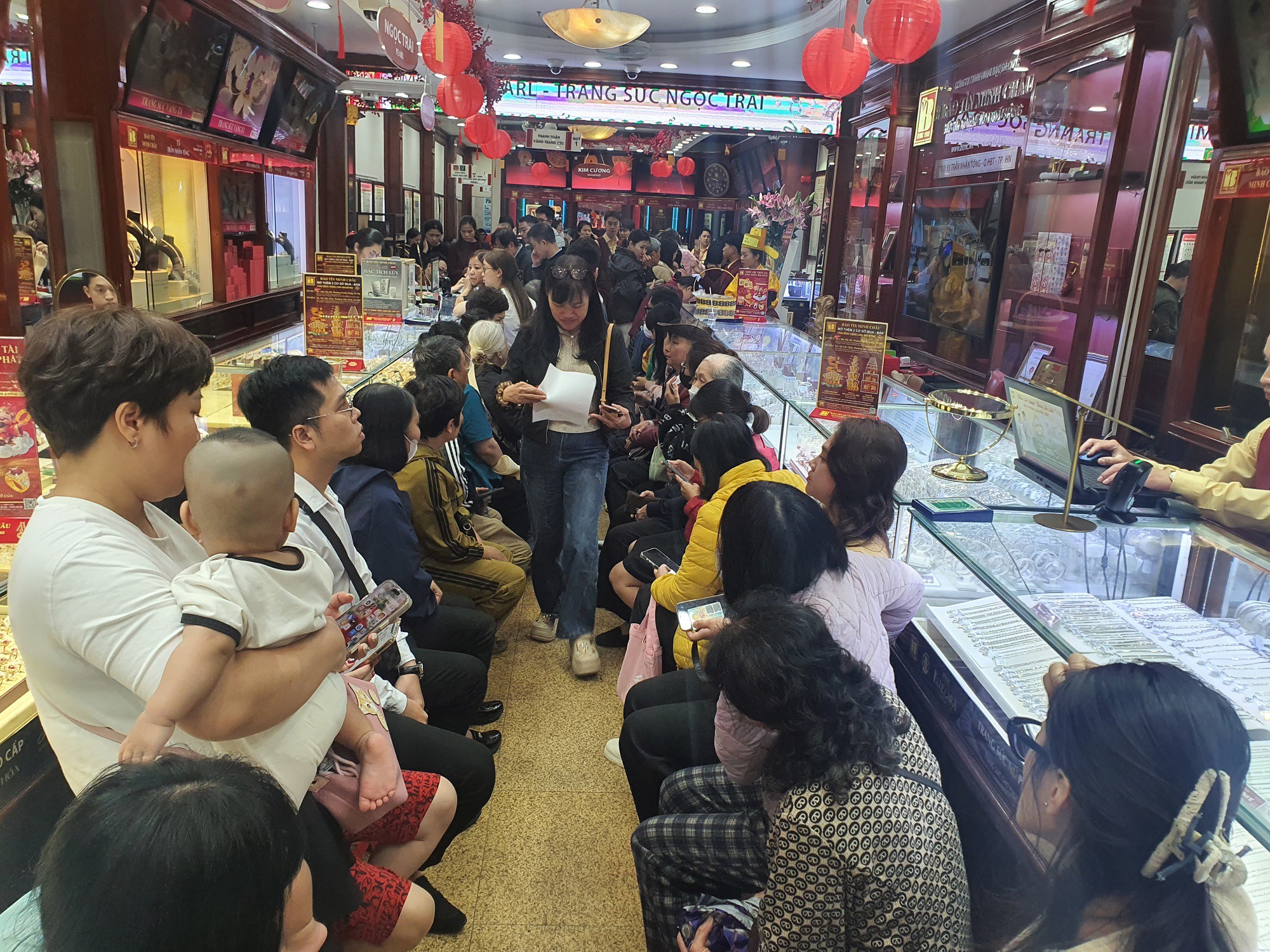 Bên trong,&nbsp;khách ngồi thành hai hàng đông nghịt chờ tới lượt.