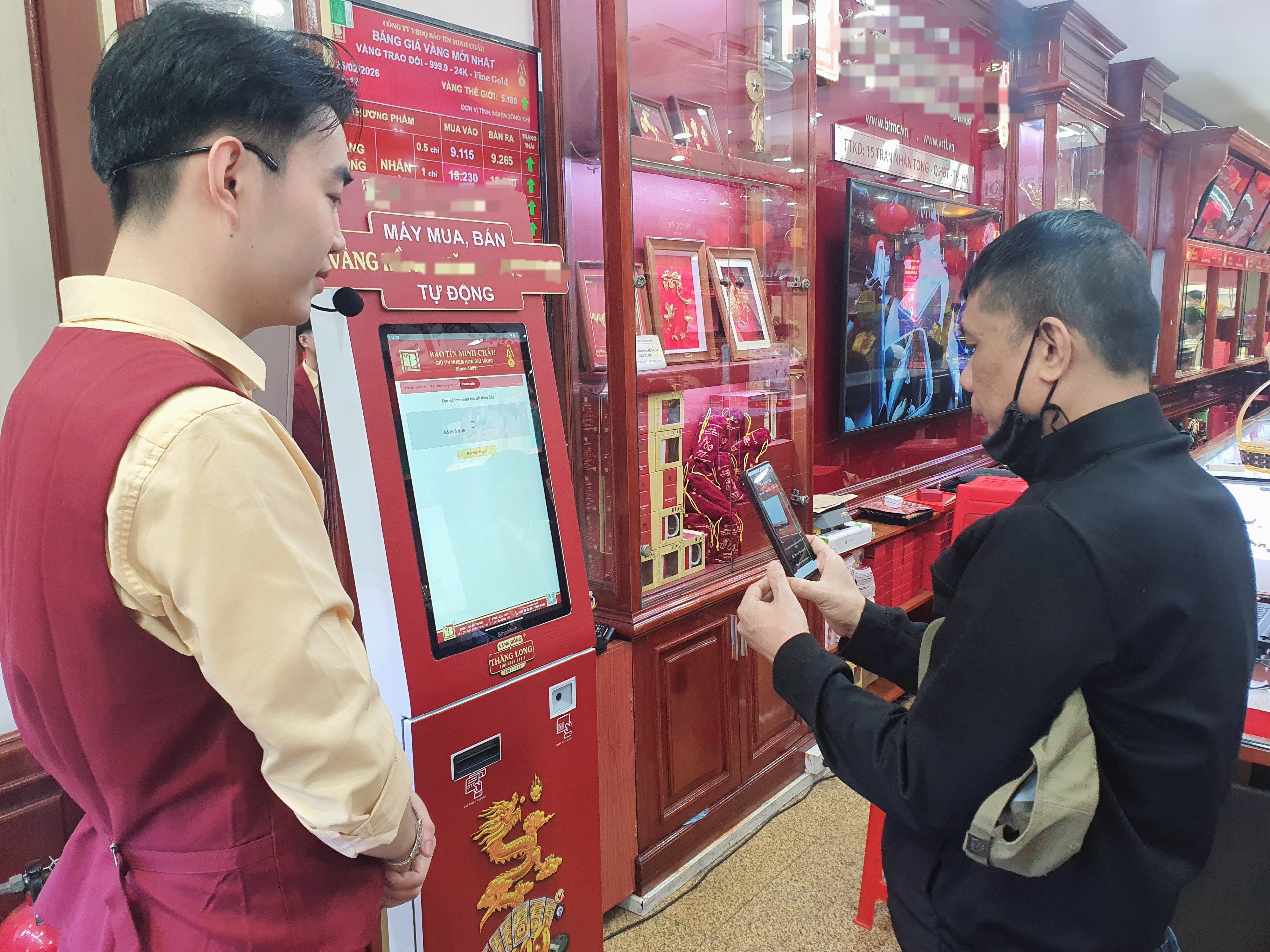 Đến lượt mình, anh Đức tiến đến máy chiếc máy bán vàng tự động. Nhân viên cửa hàng sau khi hỏi khách về&nbsp;nhu cầu mua vàng loại gì, số lượng bao nhiêu&nbsp;liền cầm căn cước của anh&nbsp;và quét vào máy bán vàng tự động. Các thông tin về tên, tuổi, địa chỉ, số điện thoại theo căn cước công dân của anh Đức liền hiện lên trên màn hình của máy. Sau đó, thông tin về số lượng sản phẩm cùng với số tiền cần thanh toán lập tức hiện lên kèm mã QR&nbsp;cho đơn hàng anh vừa đặt mua. Chỉ trong khoảng 15 giây, anh Đức nhập thông tin, thanh toán xong và qua quầy nhận vàng.