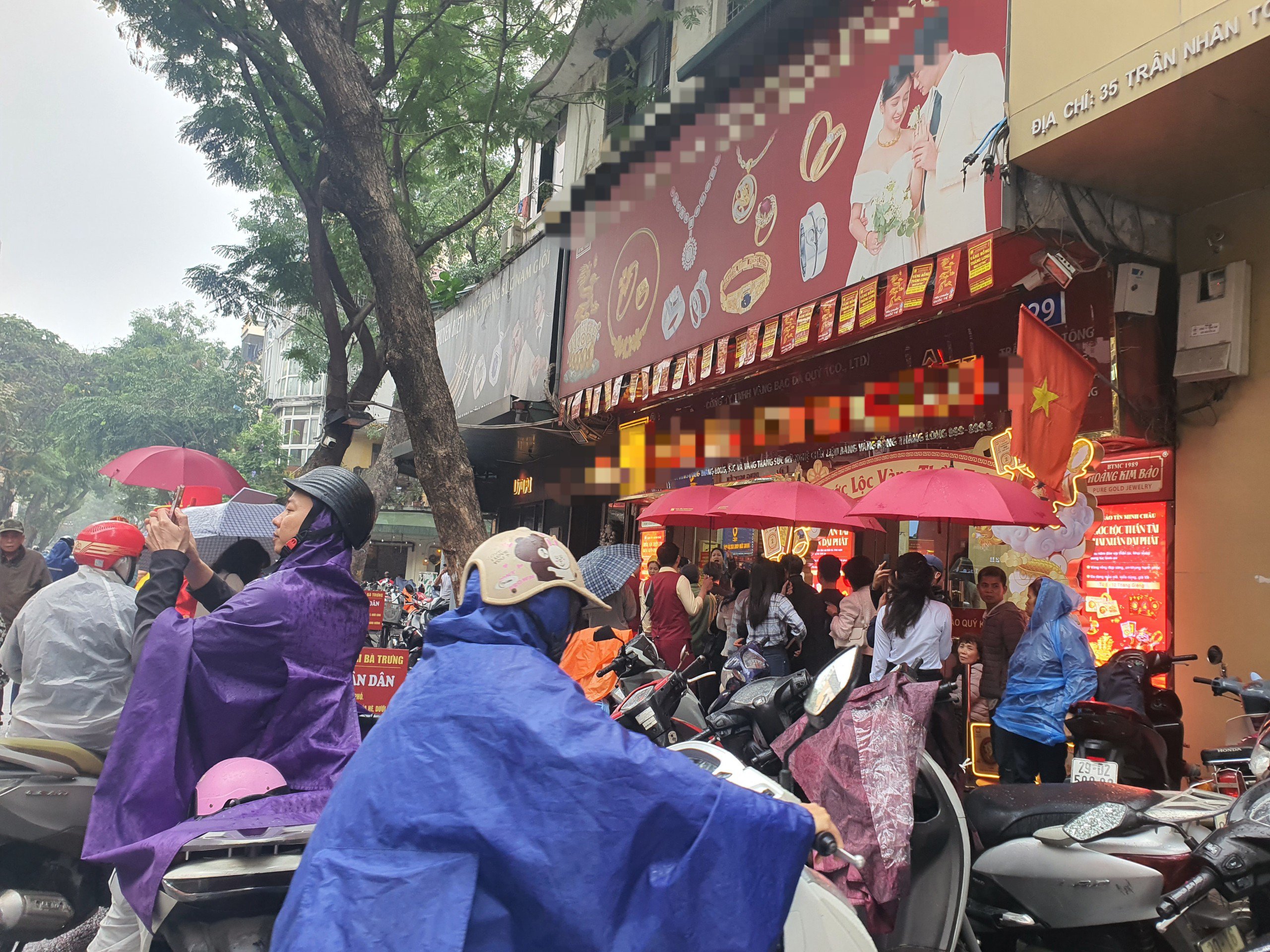 Mặc dù trời mưa nhưng nhiều người vẫn lựa chọn đi mua vàng trước ngày Thần Tài 1 ngày để tránh đông đúc, quá tải.