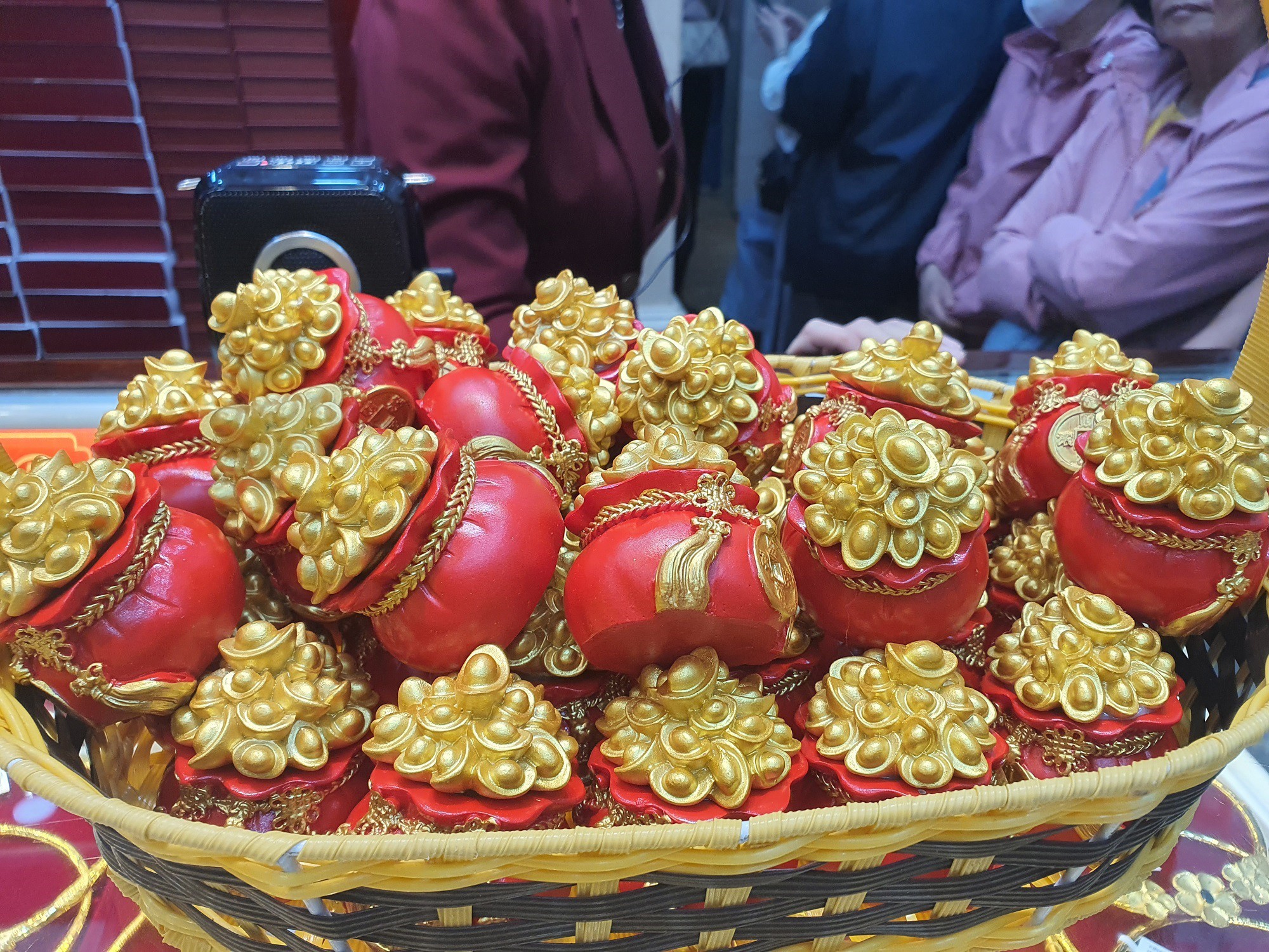 Một cửa hàng chuẩn bị sẵn hũ muối vàng&nbsp;tặng khách mua vàng mang ý nghĩa may mắn, cầu tài, cầu lộc để năm mới được hanh thông thuận lợi trong công việc và cuộc sống.