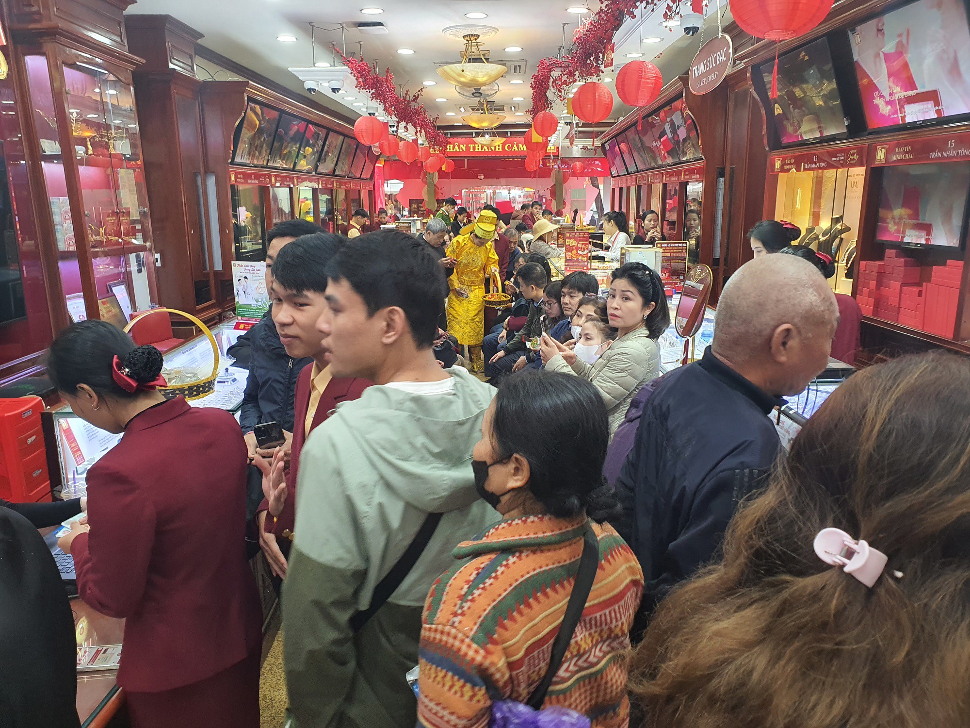 &nbsp;Càng về cuối buổi sáng, mưa càng nặng hạt nhưng lượng khách kéo đến ngày càng đông khiến không khí ồn ào, náo nhiệt hẳn lên. Hầu như toàn bộ khách đến giao dịch trong sáng nay đều là người đến mua vàng, chỉ lác đác một vài người đến bán. Cửa hàng này giới hạn mỗi người được mua tối đa 1 lượng vàng nhẫn cầm về luôn, trên 1 lượng sẽ thanh toán trước và đến&nbsp;lấy vàng vào ngày 12/3.