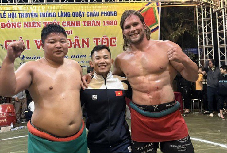 Thế Cử (bên trái) hòa Zakhar (bên phải) sau 10 hiệp đấu năm 2025. Ảnh Đào Hồng Sơn