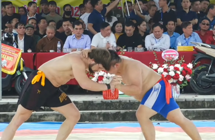 Gặp lại Thế Cử (quần xanh) tại sới Ngô Sài năm 2026, Zakhar (quần đen) vẫn chưa thể thắng