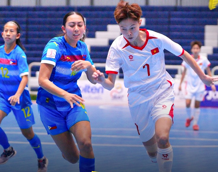 Nữ futsal Việt Nam (áo trắng) thi đấu nỗ lực trước Philippines