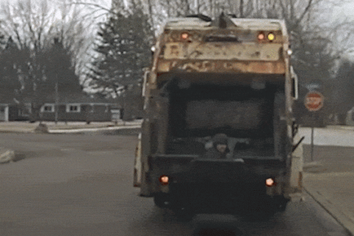 Nghi phạm trốn trong thùng rác, suýt bị đưa vào xe nghiền ở Mỹ