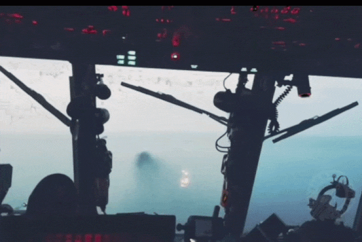 Video trực thăng săn ngầm Nga phóng tên lửa tiêu diệt USV của Ukraine - 1