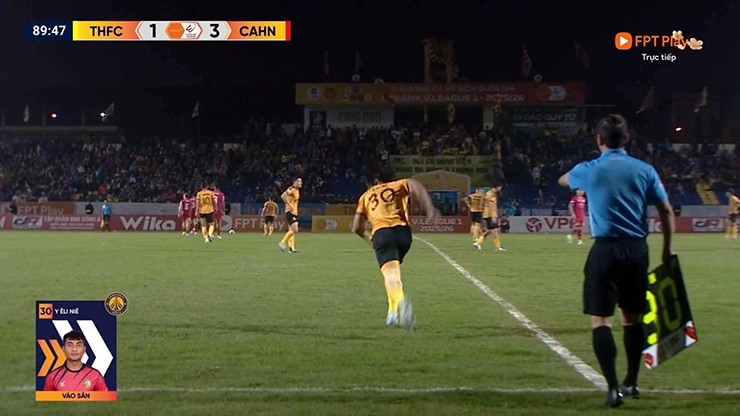 Thủ môn Y Êli Niê vào sân thi đấu với tư cách một tiền đạo.