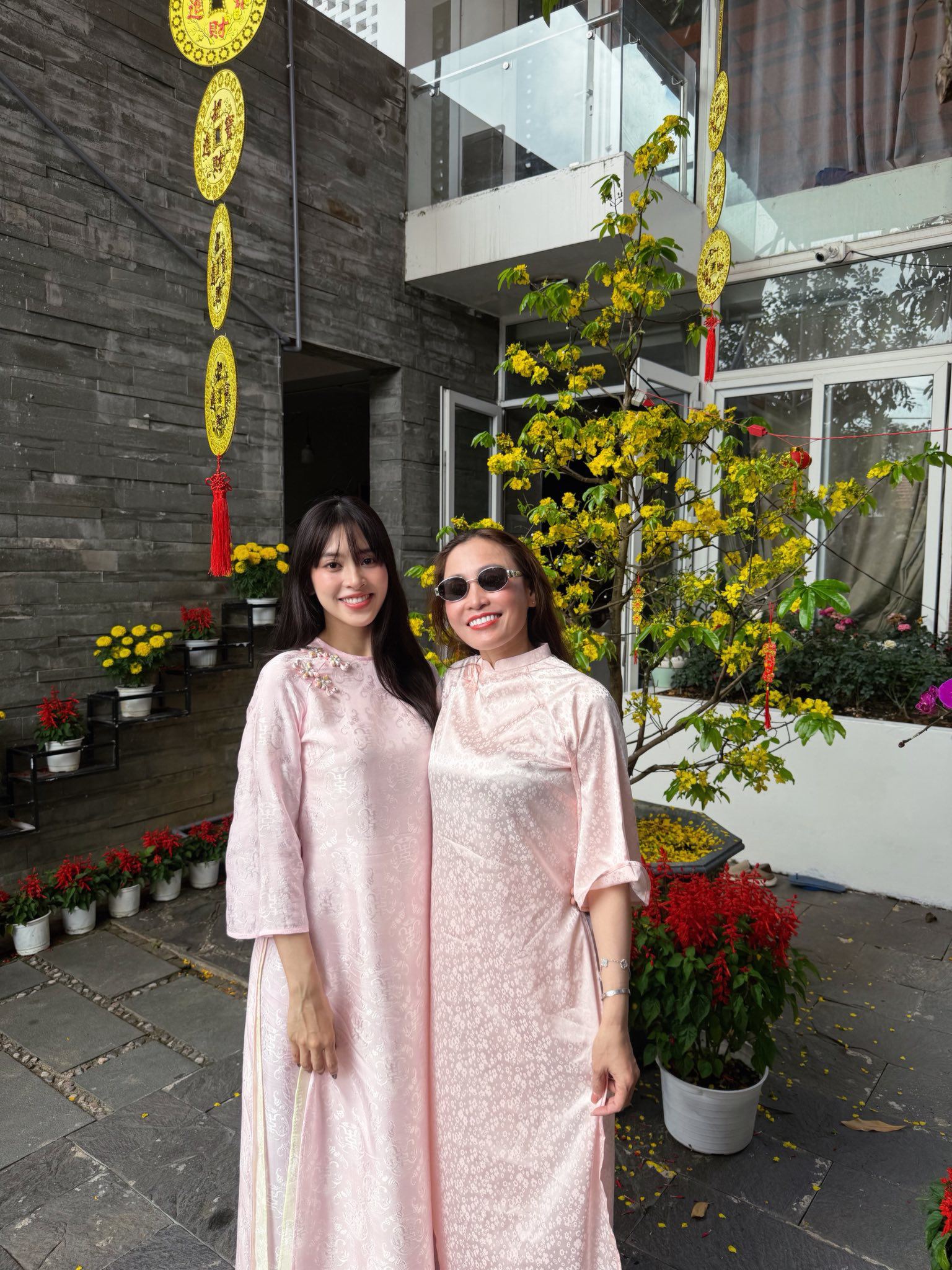 Tiểu Vy khoe ảnh cùng mẹ trong dịp Tết 2026.&nbsp;