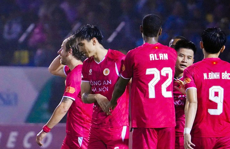 Đồng đội ở CLB Công an Hà Nội chia vui với Đoàn Văn Hậu.