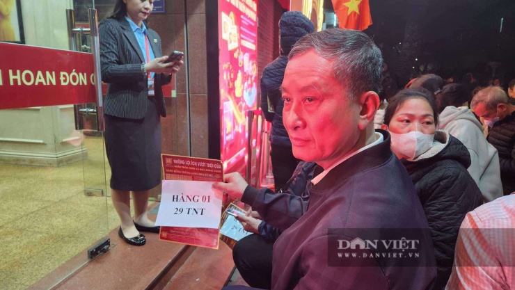 Năm thứ 16, ông Tô Hòa Bình là người đầu tiên xếp hàng mua vàng tại cửa hàng Bảo Tín Minh Châu (Hà Nội). Ảnh: Thái Nguyễn.