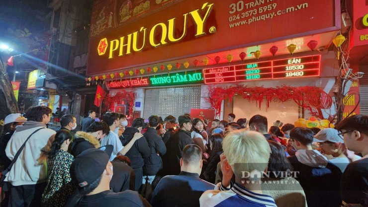 Nếu mọi năm, khách hàng chỉ tập trung ở cửa hàng Bảo Tín Minh Châu thì năm nay, một số thương hiệu như Phú Quý, Bảo Tín Mạnh Hải,... cũng ghi nhận lượng khách tăng vọt. Ảnh: Thái Nguyễn.