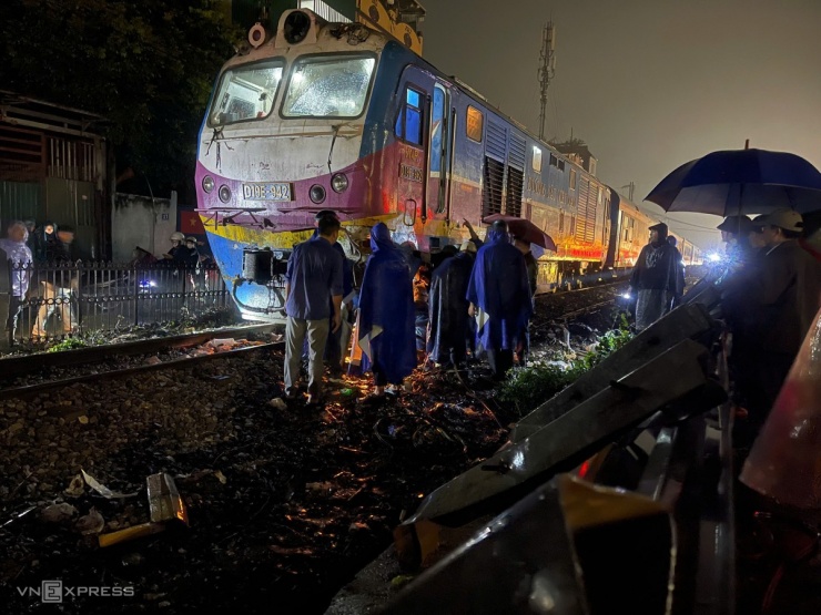 Hiện trường tàu SE3 tông nát xe tải - 1