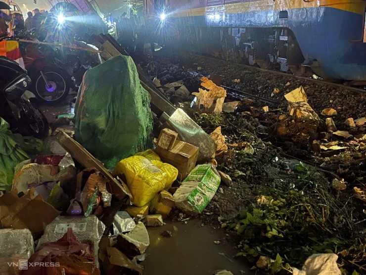 Khoảnh khắc tàu đâm xe tải mắc kẹt trên đường ray. Video từ camera an ninh