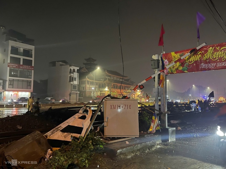 Hiện trường tàu SE3 tông nát xe tải - 5