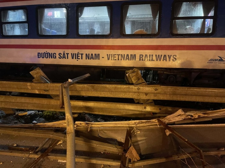 Hiện trường tàu SE3 tông nát xe tải - 6