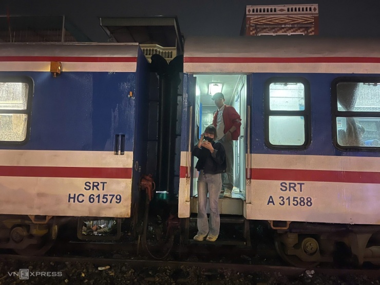 Hiện trường tàu SE3 tông nát xe tải - 11