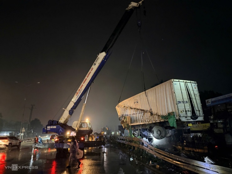 Hiện trường tàu SE3 tông nát xe tải - 9