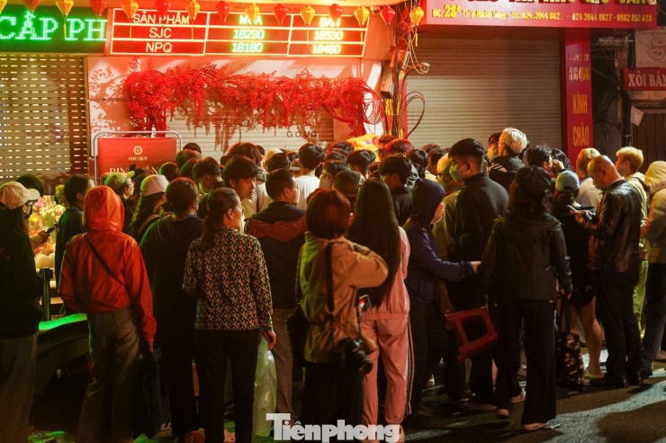  Khách hàng xếp hàng từ sáng sớm ngày 26/2. Ảnh: Ngọc Mai. 