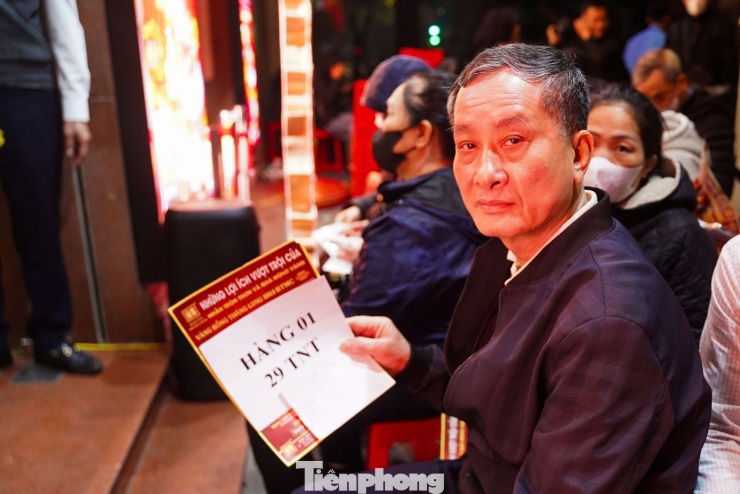 Ông Tô Hoà Bình (Đống Đa, Hà Nội) 70 tuổi có 16 năm liên tiếp giữ kỷ lục xếp hàng lấy số thứ tự đầu tiên mua vàng ngày Vía Thần tài (ảnh: Đức Nguyễn).