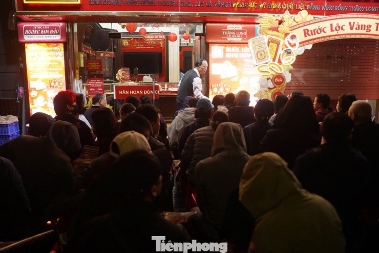  Người dân co ro trong sáng sớm chờ mua vàng. Ảnh: Ngọc Mai. 